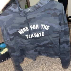 Crop camo sweatshirt